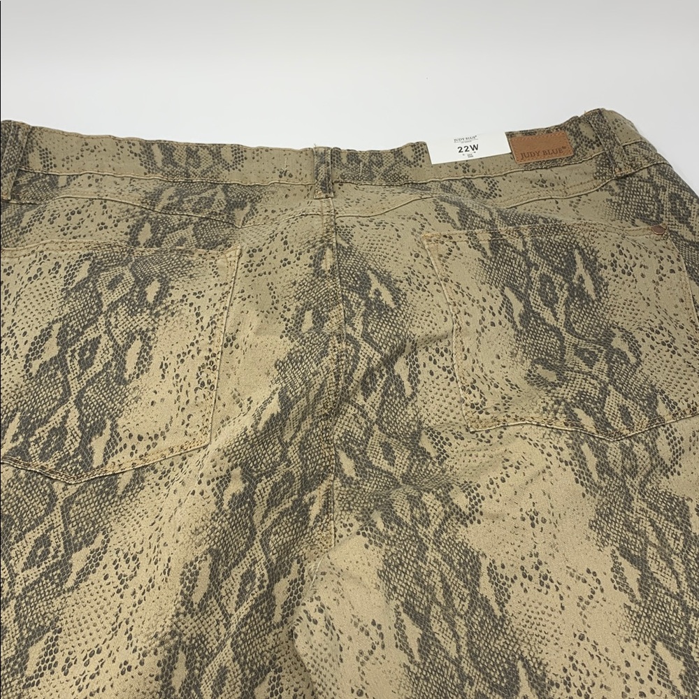 Judy Blue Tan and Black Patterned Jeans - Picture 5 of 6